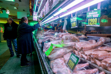 Archivo - Varias personas realizan sus últimas compras en la tienda de comestibles ‘Los Mares Alimentación’, en el barrio de Prosperidad, a 24 de diciembre de 2022, en Madrid (España). A la sub