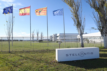 Archivo - Cartel de la fábrica de Stellantis en Figueruelas, Zaragoza