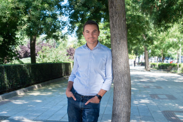 Archivo - El secretario general del PSOE-M, Juan Lobato, posa tras una entrevista para Europa Press, en las inmediaciones del PSOE de Madrid, a 12 de julio de 2024, en Madrid (España).