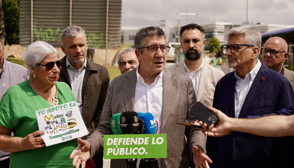 El portavoz del PSOE en el Congreso de los Diputados, Patxi López, atiende a los medios en Málaga con motivo de los comicios autonómicos del próximo 17 de mayo. A 8 de mayo de 2026 en Málaga (And