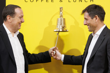 Archivo - Los fundadores de Vanadi Coffee, Salvador Martí y Vicente Terol durante el tradicional toque de campana con motivo de su incorporación al mercado de valores BME Growth, en el Palacio de la