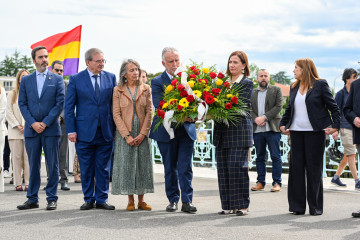 El ministro Angel Victor Torres preside el acto homenaje a las victimas del exilio en Irun Gipuzkoa Puente Avenida