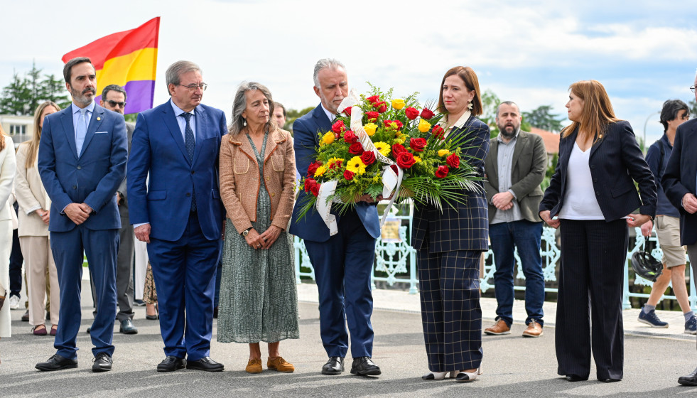 El ministro Angel Victor Torres preside el acto homenaje a las victimas del exilio en Irun Gipuzkoa Puente Avenida