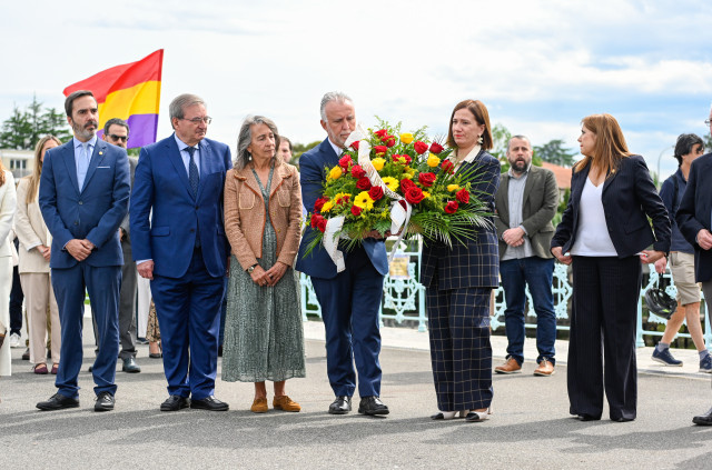 El ministro Angel Victor Torres preside el acto homenaje a las victimas del exilio en Irun Gipuzkoa Puente Avenida