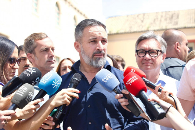 El presidente de Vox, Santiago Abascal, en una atención a los medios en Montilla (Córdoba).