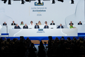El presidente de ACS, Florentino Pérez (1 fila, 3d), y el consejero delegado Juan Santamaría Cases (1 fila, 3i), durante la junta de accionistas de ACS, en Ifema Madrid, a 8 de mayo de 2026