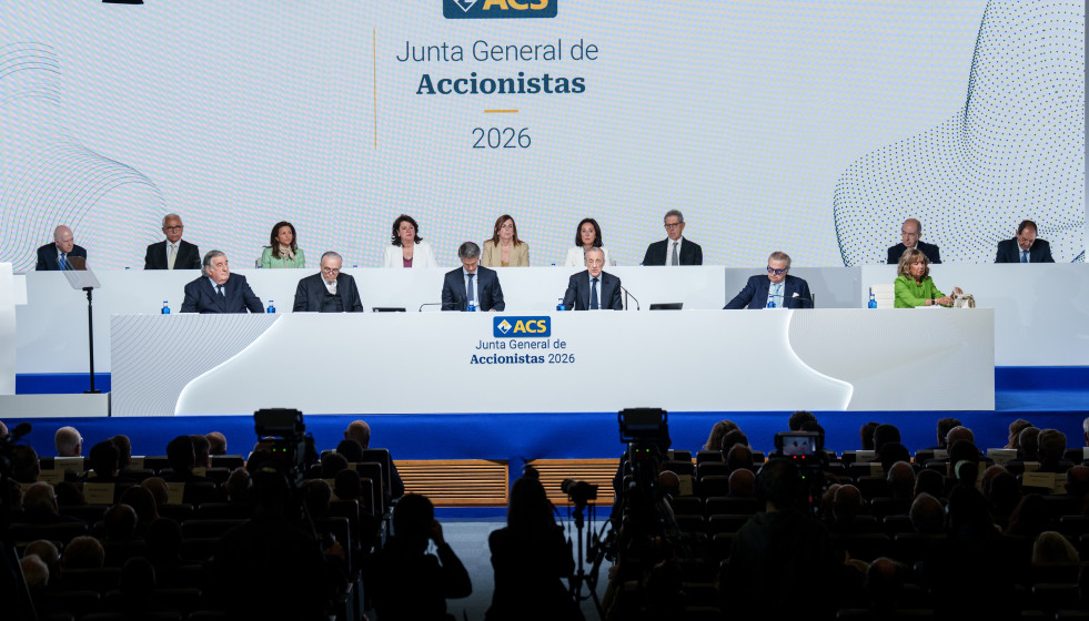 El presidente de ACS, Florentino Pérez (1 fila, 3d), y el consejero delegado Juan Santamaría Cases (1 fila, 3i), durante la junta de accionistas de ACS, en Ifema Madrid, a 8 de mayo de 2026