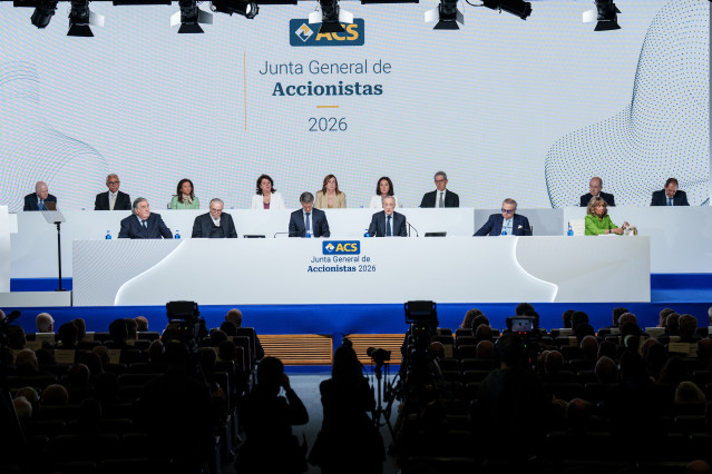 El presidente de ACS, Florentino Pérez (1 fila, 3d), y el consejero delegado Juan Santamaría Cases (1 fila, 3i), durante la junta de accionistas de ACS, en Ifema Madrid, a 8 de mayo de 2026
