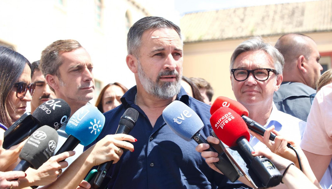 El presidente de Vox, Santiago Abascal, en una atención a los medios en Montilla (Córdoba).