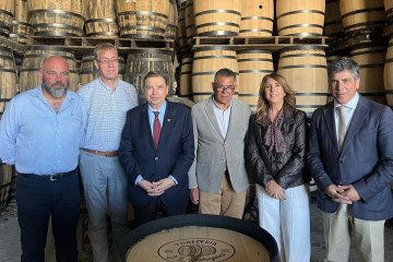 El ministro Luis Planas visita Tonelerías José Luis Rodríguez en Montilla.