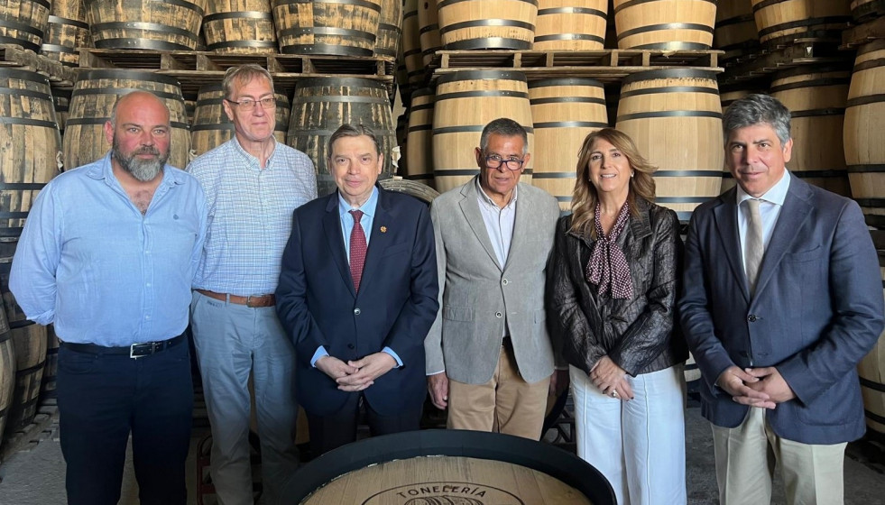 El ministro Luis Planas visita Tonelerías José Luis Rodríguez en Montilla.