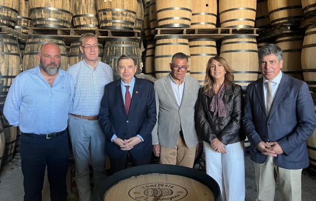 El ministro Luis Planas visita Tonelerías José Luis Rodríguez en Montilla.