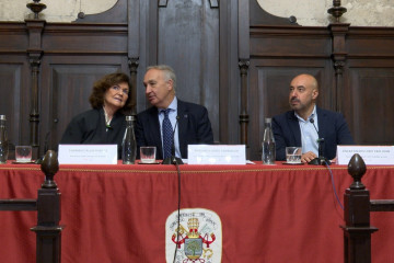 La presidenta del Consejo de Estado, Carmen Calvo; el rector de la Universidad de Valladolid, Antonio Largo, y el secretario general de UGT Castilla y León, Óscar Lobo.