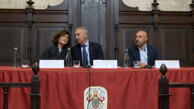 La presidenta del Consejo de Estado, Carmen Calvo; el rector de la Universidad de Valladolid, Antonio Largo, y el secretario general de UGT Castilla y León, Óscar Lobo.