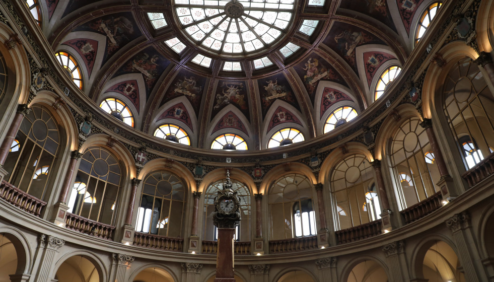 Archivo - Vista de un reloj en el Palacio de la Bolsa.