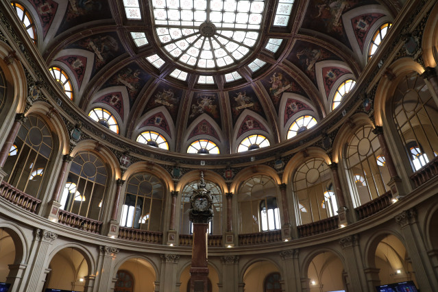 Archivo - Vista de un reloj en el Palacio de la Bolsa.