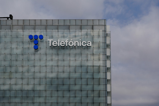 Archivo - Exterior de la sede de Telefónica, en el ensanche de Las Tablas, en el distrito de Fuencarral-El Pardo, en Madrid (España).