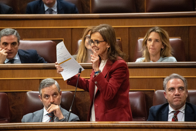 Archivo - La vicesecretaria de Organización del PP, Carmen Fúnez (c), durante una sesión de control al Gobierno, en el Congreso de los Diputados.