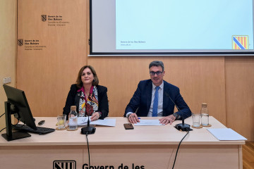 La directora general del Tesoro, Política Financiera y Patrimonio, Susana Pérez, y el vicepresidente primero y conseller de Economía, Hacienda e Innovación, Antoni Costa.