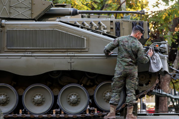 Archivo - Un militar del Ejército de Tierra limpian un tanque antes el acto solemne de homenaje a la bandera nacional y desfile militar en el Día de la Hispanidad, a 12 de octubre de 2022, en Madrid