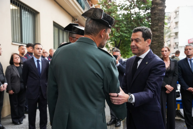 El presidente de la Junta de Andalucía y candidato del PP-A a la reelección, Juanma Moreno, en la capilla ardiente de los dos Guardia Civiles fallecidos en acto de servicio.