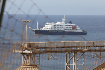 EuropaPress 7507251 praia may 2026    the dutch cruise ship mv hondius is anchored off praia (2)