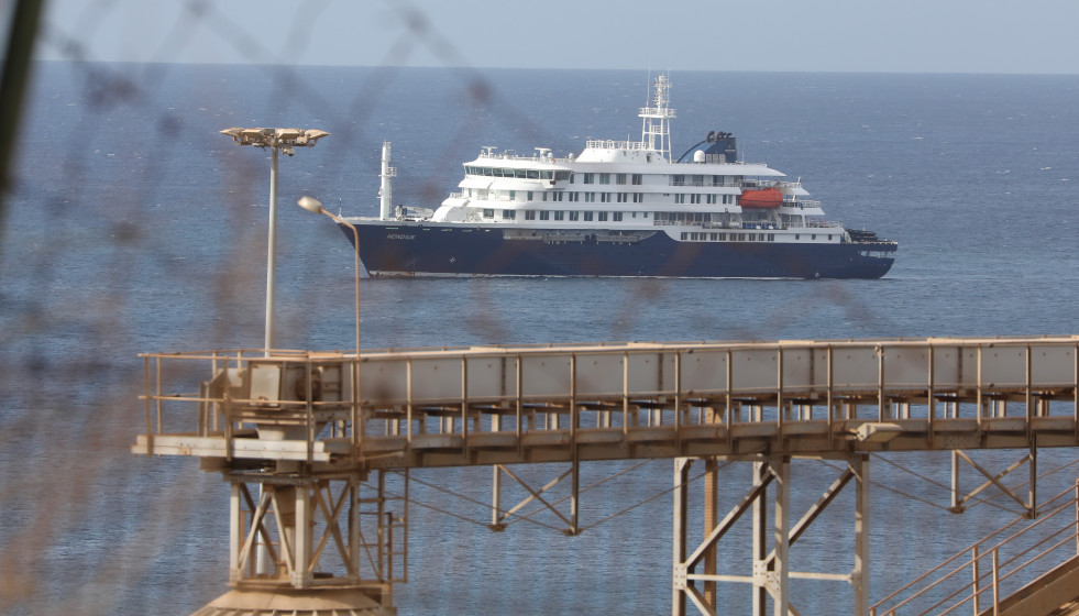 EuropaPress 7507251 praia may 2026    the dutch cruise ship mv hondius is anchored off praia (2)