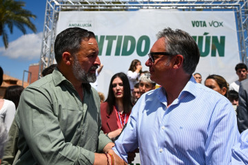 El presidente de Vox, Santiago Abascal, junto al candidato de Vox a la Junta de Andalucía, Manuel Gavira, durante el acto.