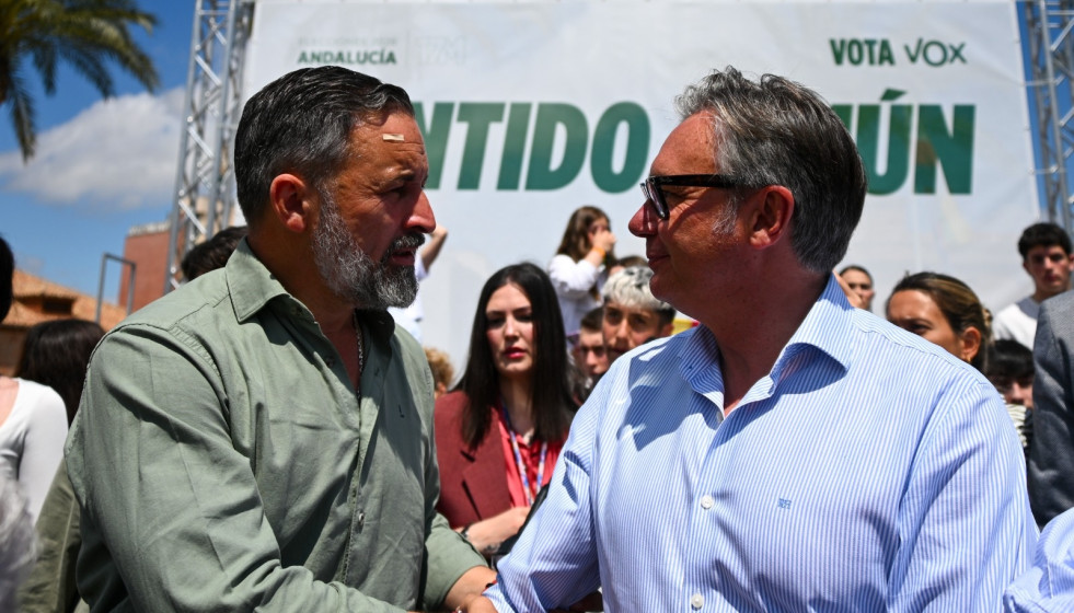 El presidente de Vox, Santiago Abascal, junto al candidato de Vox a la Junta de Andalucía, Manuel Gavira, durante el acto.