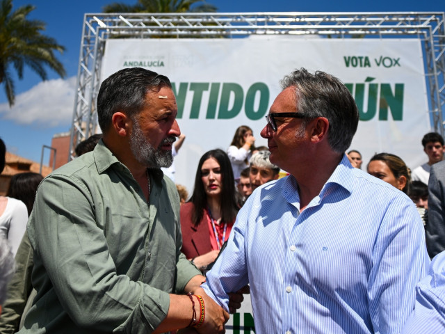 El presidente de Vox, Santiago Abascal, junto al candidato de Vox a la Junta de Andalucía, Manuel Gavira, durante el acto.