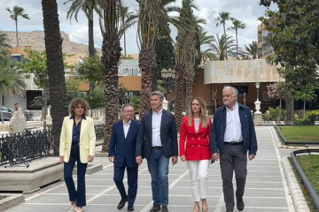 El presidente nacional del PP, Alberto Núñez Feijóo, paseando por las calles de Ceuta.