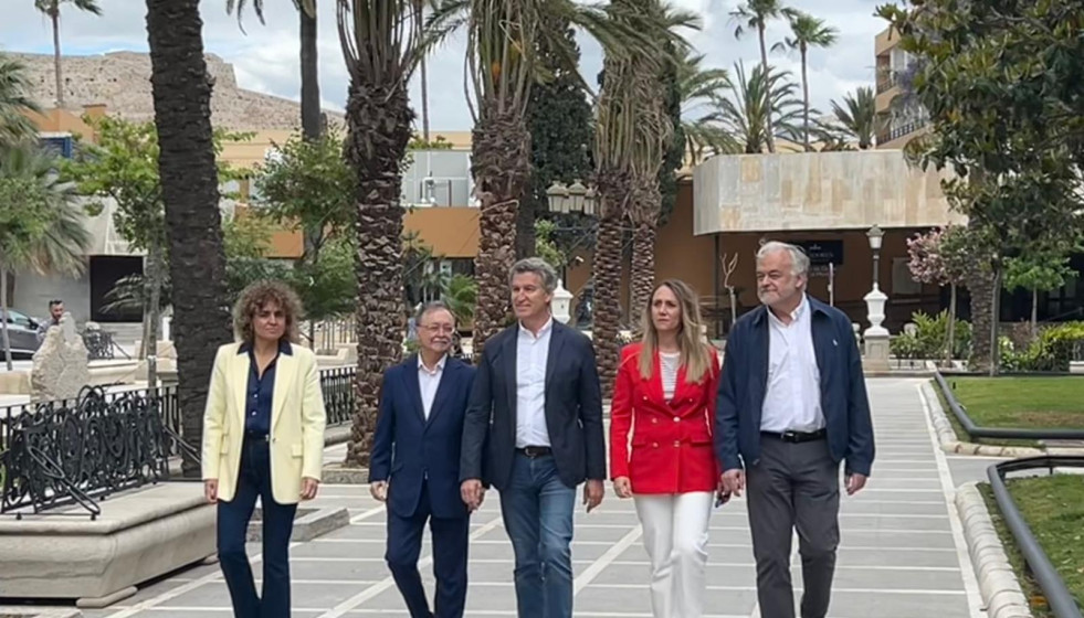 El presidente nacional del PP, Alberto Núñez Feijóo, paseando por las calles de Ceuta.