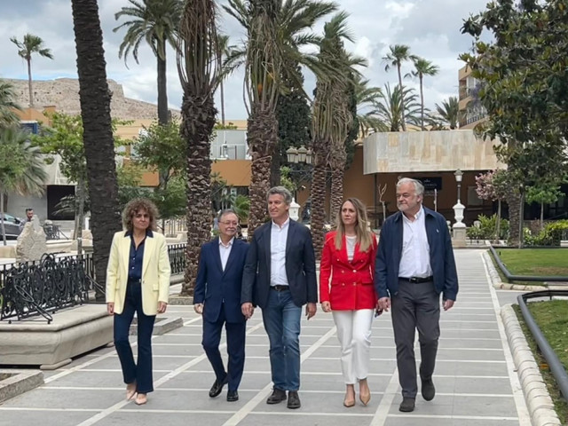 El presidente nacional del PP, Alberto Núñez Feijóo, paseando por las calles de Ceuta.