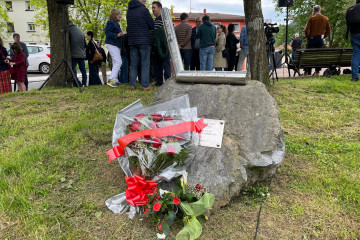 Ofrenda floral en Andoain a José Luis López de Lacalle, asesinato por ETA.