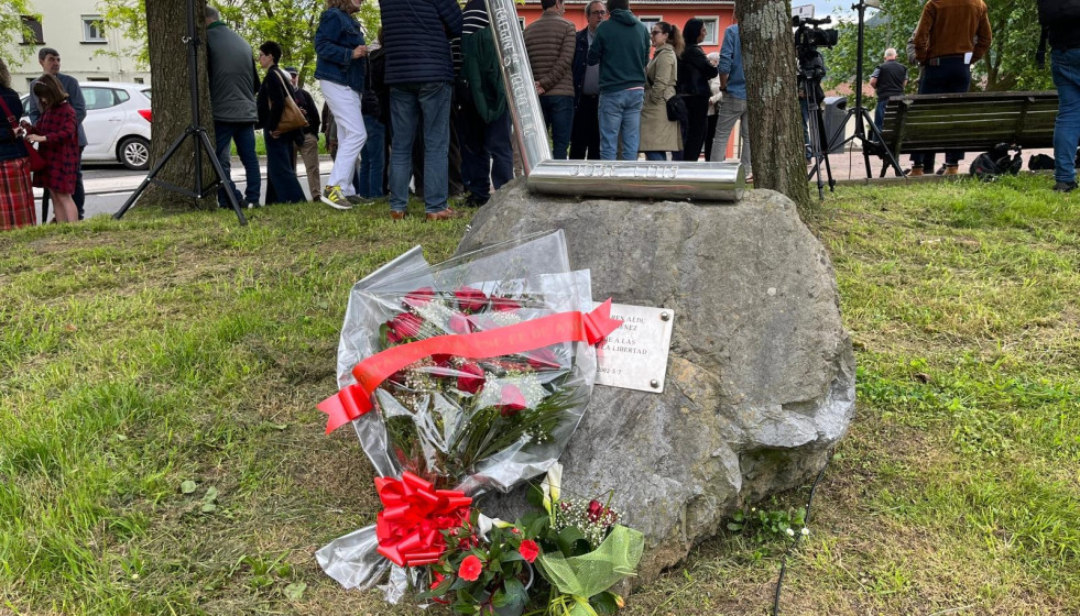 Ofrenda floral en Andoain a José Luis López de Lacalle, asesinato por ETA.