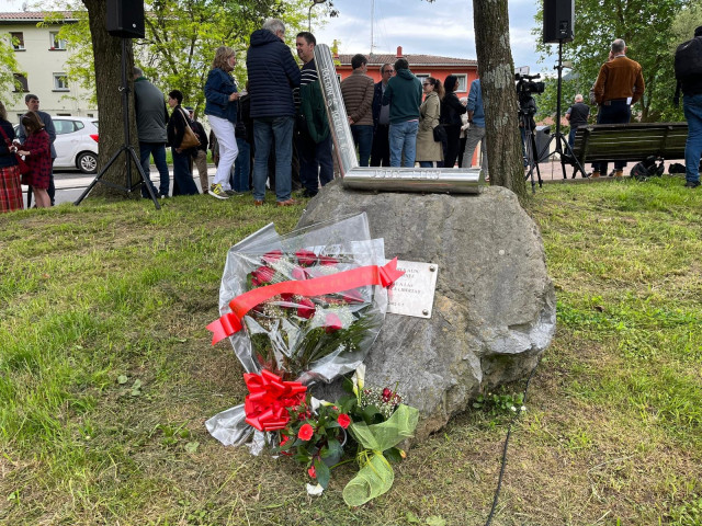 Ofrenda floral en Andoain a José Luis López de Lacalle, asesinato por ETA.