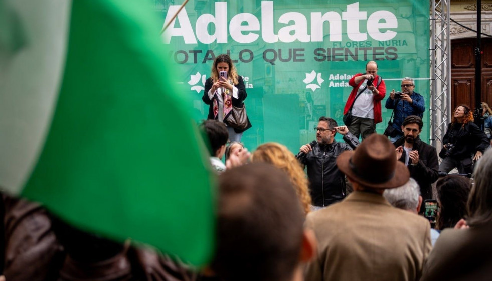 El portavoz y candidato de Adelante Andalucía a la Presidencia de la Junta de Andalucía, José Ignacio García, dirigiéndose al público con un micrófono tras cancelar el mitin en Málaga por lluv