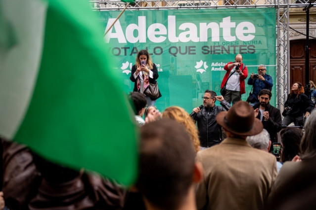 El portavoz y candidato de Adelante Andalucía a la Presidencia de la Junta de Andalucía, José Ignacio García, dirigiéndose al público con un micrófono tras cancelar el mitin en Málaga por lluvias.