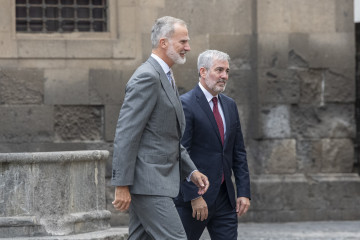 Archivo - El Rey Felipe VI, acompañado por el presidente de Canarias, Fernando Clavijo, en una visita al casco histórico de Las Palmas de Gran Canaria en 2024.