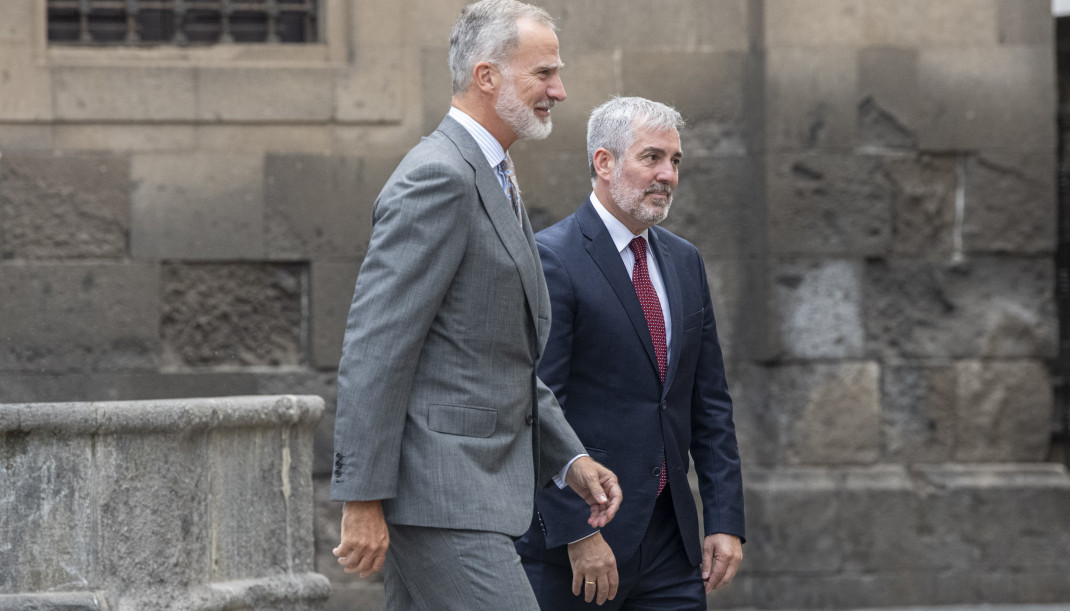 Archivo - El Rey Felipe VI, acompañado por el presidente de Canarias, Fernando Clavijo, en una visita al casco histórico de Las Palmas de Gran Canaria en 2024.