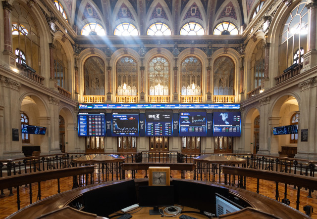 Archivo - Paneles del Ibex 35, en el Palacio de la Bolsa, en Madrid (España)
