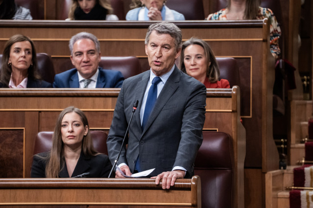 El presidente del PP, Alberto Núñez Feijóo, durante una sesión plenaria en el Congreso, a 29 de abril de 2026, en Madrid (España).