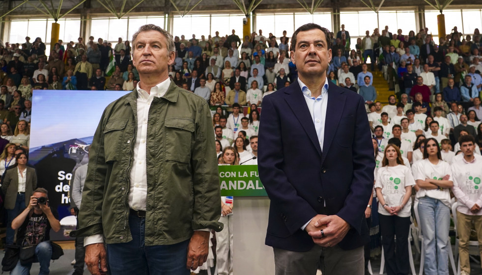 El presidente del PP de Andalucía y candidato a la reelección de la Presidencia de la Junta, Juanma Moreno, (d) y el presidente del Partido Popular, Alberto Núñez Feijóo, (i) durante un acto de c