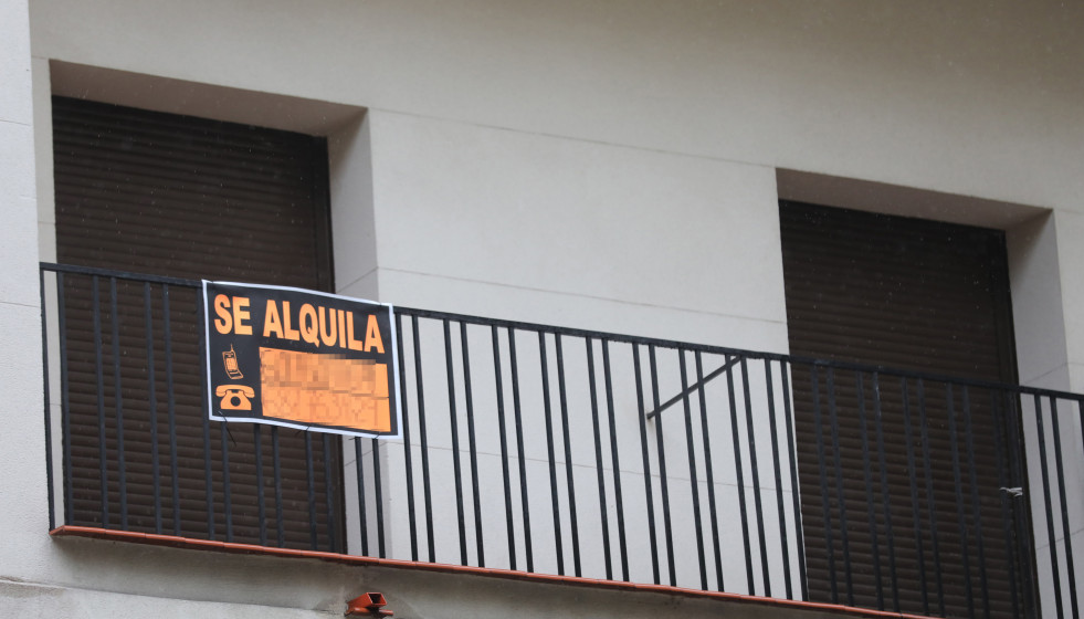 Archivo - Cartel en una terraza que anuncia el alquiler de una casa, en Madrid (España), a 31 de marzo de 2020.