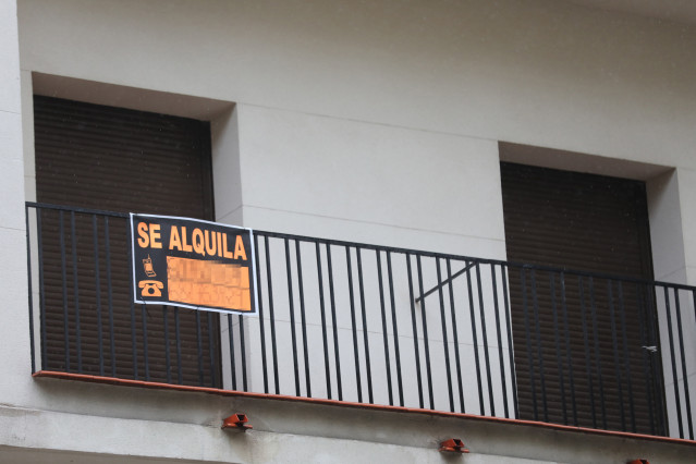 Archivo - Cartel en una terraza que anuncia el alquiler de una casa, en Madrid (España), a 31 de marzo de 2020.
