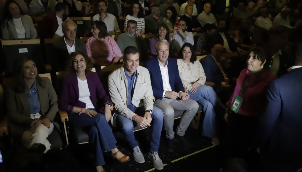 La secretaria general del PSOE-A y candidata a la Junta, María Jesús Montero, y el presidente del Gobierno y secretario general del PSOE, Pedro Sánchez, en un mitin en La Línea de la Concepción (