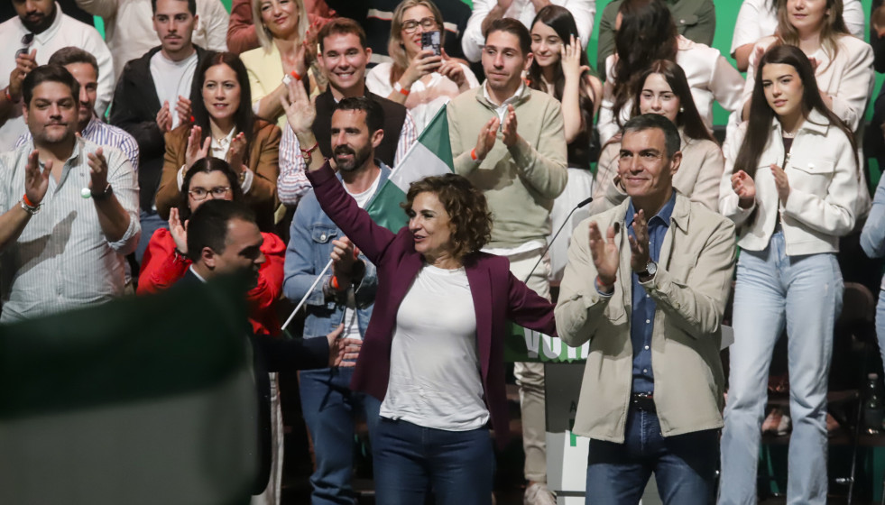 El secretario general del PSOE y presidente del Gobierno, Pedro Sánchez, (i) y la candidata a la Presidencia de la Junta de Andalucía y secretaria general del PSOE-A, María Jesús Montero, (d) dura