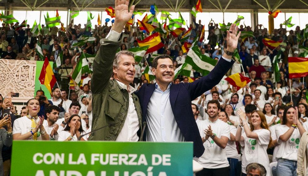 El presidente del PP de Andalucía y candidato a la reelección de la Presidencia de la Junta, Juanma Moreno, (d) y el presidente del Partido Popular, Alberto Núñez Feijóo, (i) durante un acto de c