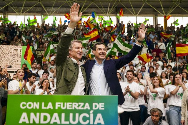 El presidente del PP de Andalucía y candidato a la reelección de la Presidencia de la Junta, Juanma Moreno, (d) y el presidente del Partido Popular, Alberto Núñez Feijóo, (i) durante un acto de campaña en la un acto de campaña. a 10 de mayo de 2026 en Mál