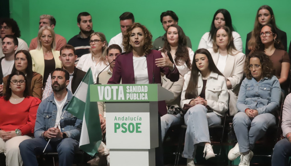 La secretaria general del PSOE-A y candidata a la Junta de Andalucía, María Jesús Montero, en un mitin en La Línea de la Concepción (Cádiz).